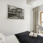 아파트 Night Mennica