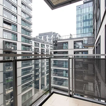 Night Mennica شقة