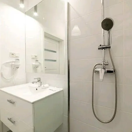 Night Mennica شقة