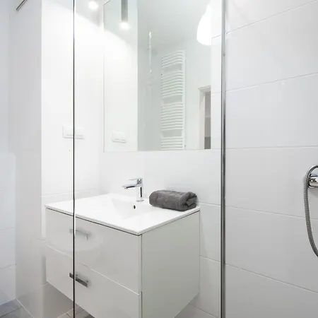 Night Mennica شقة وارسو